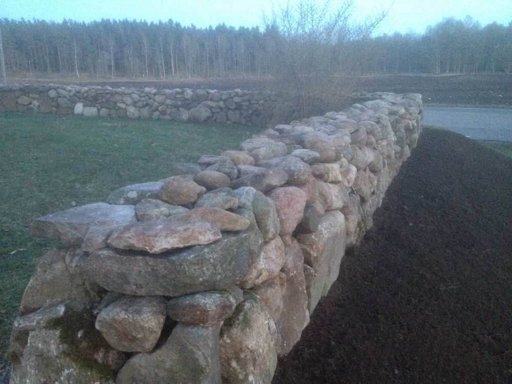 Ytterligare en mur klar