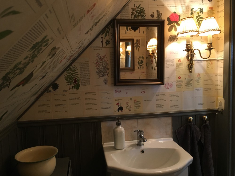 Tapetsera med små lappar (böcker)